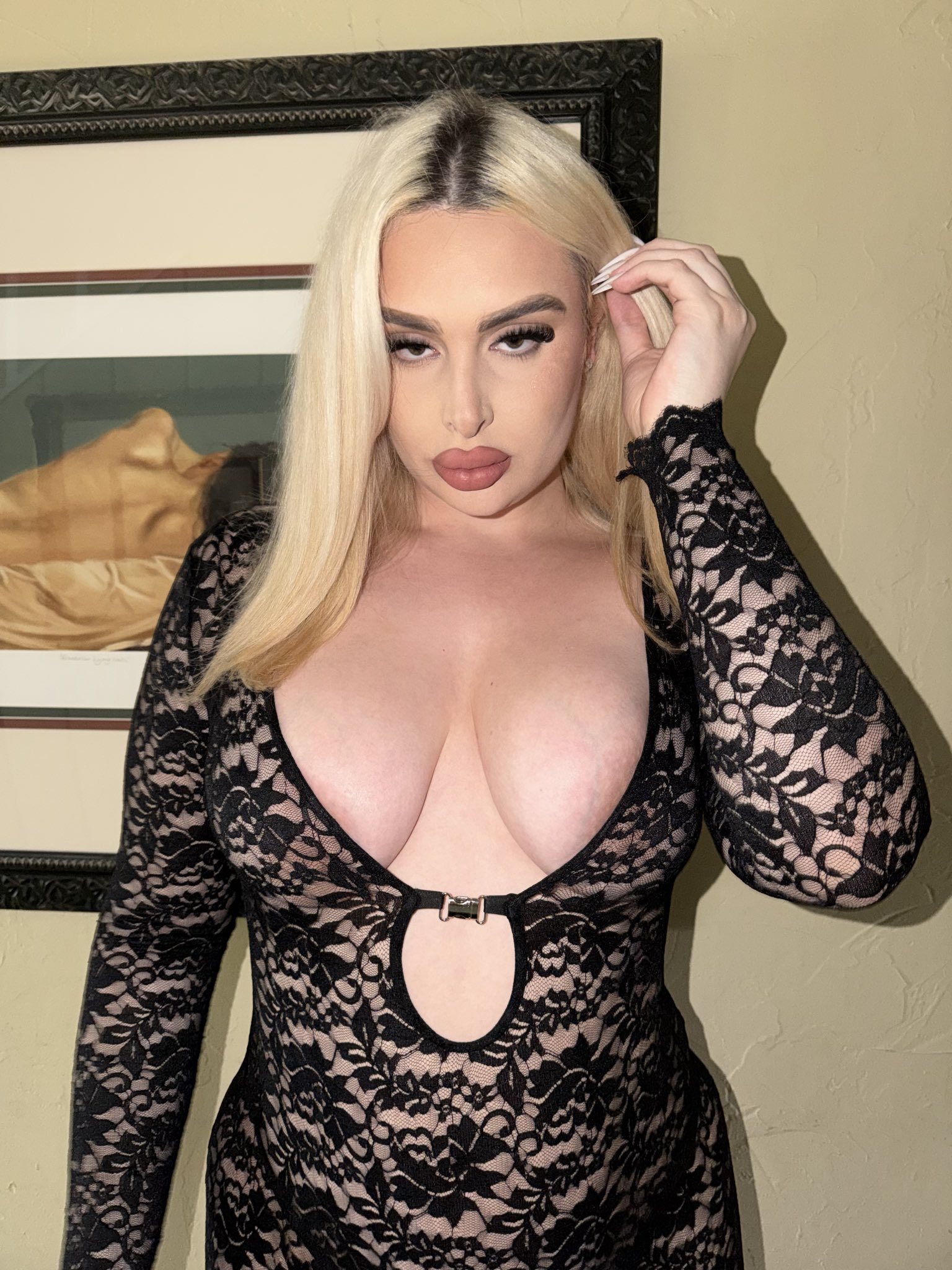 2 pic. She a thot that you claim? WOO. Can’t be tappin’ my reign~ 💋👑👸🤭 https://t.co/hyIQ6qgBu4