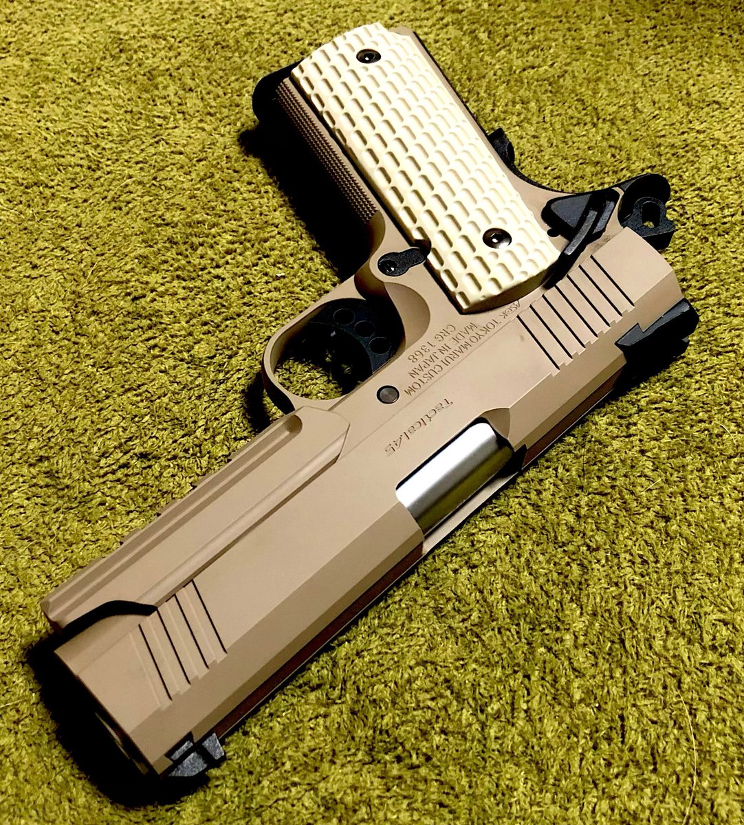narubon481's tweet photo. ワールドカップブラジル戦観戦しながら軍拡品ガチャガチャいじってます。
東京マルイさんのデザートウォーリアー買いました。
カッコ良いね！
ドレスアップするなら標準装備されてるピカニティレールにライト取り付けるのが良いかな？
それともドットサイト取り付けのが良いかな？

#トイガン https://t.co/nwt82izm1o