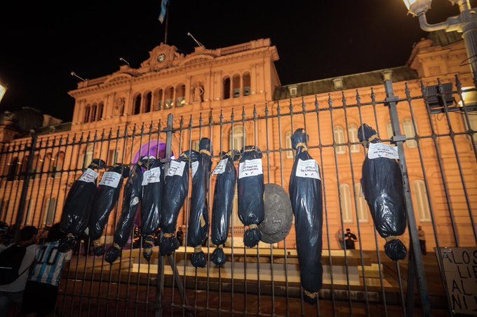 rosario_gabo's tweet photo. @clarincom En cambio colgar bolsas con nombres fingiendo cadáveres no fue una amenaza.
Así funciona el poder judicial macrimileísta. https://t.co/GPNhWxoYJB