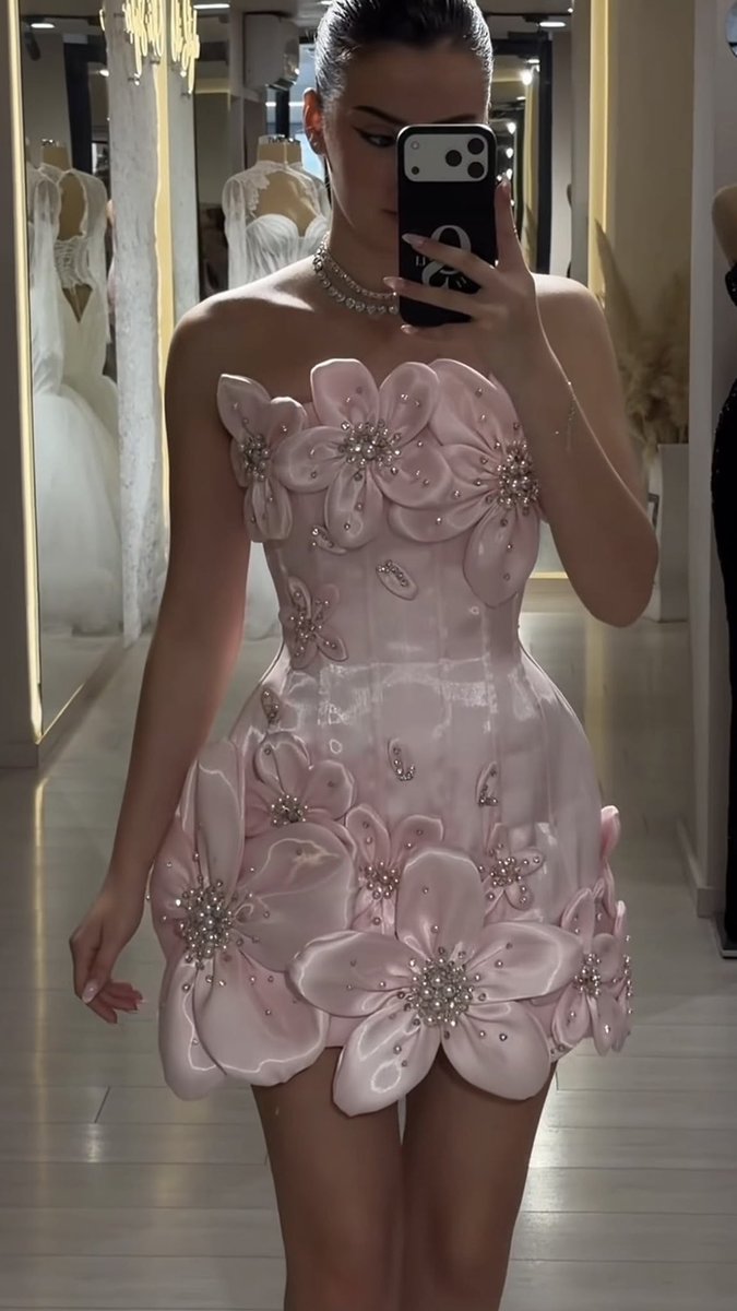 Eveboards's tweet photo. I love cute floral dresses like this https://t.co/AvaKd7Gp91