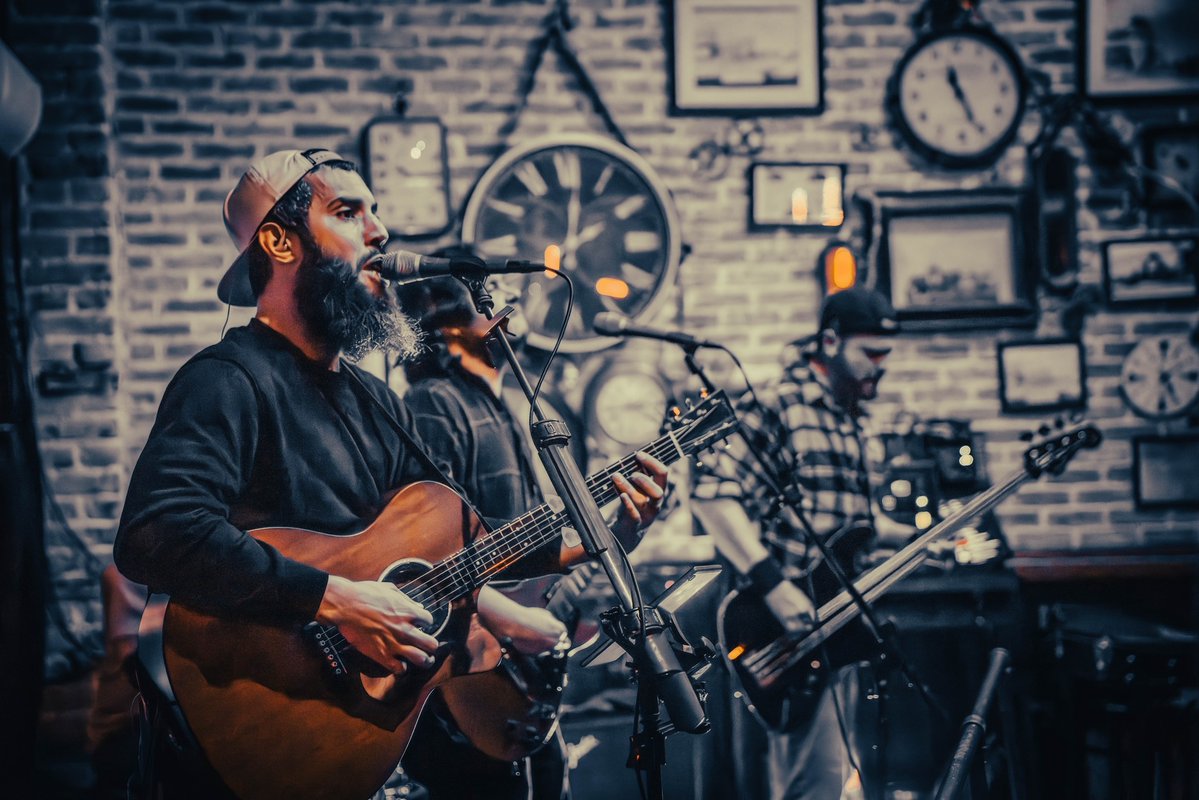 RickyTsBar's tweet photo. Start your week island style with Christian Gabriel at 4:30 PM and Rob Finin Duo at 7:30 PM 🌴🎶

Music schedule 🎸 https://t.co/YM7jHIOa1J

 Our Menu 🎣 https://t.co/lb4ScfU5BL

#RickyTs #TreasureIsland https://t.co/nu4srVvNEa