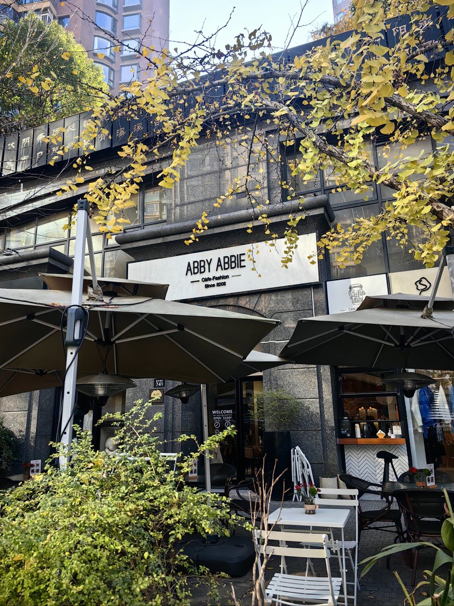 D387BOstFUoHwue's tweet photo. Just caught this vivid street corner moment—autumn leaves swirling, a barista laughing behind the café window. Small, perfect city magic https://t.co/2hBZI6p45n