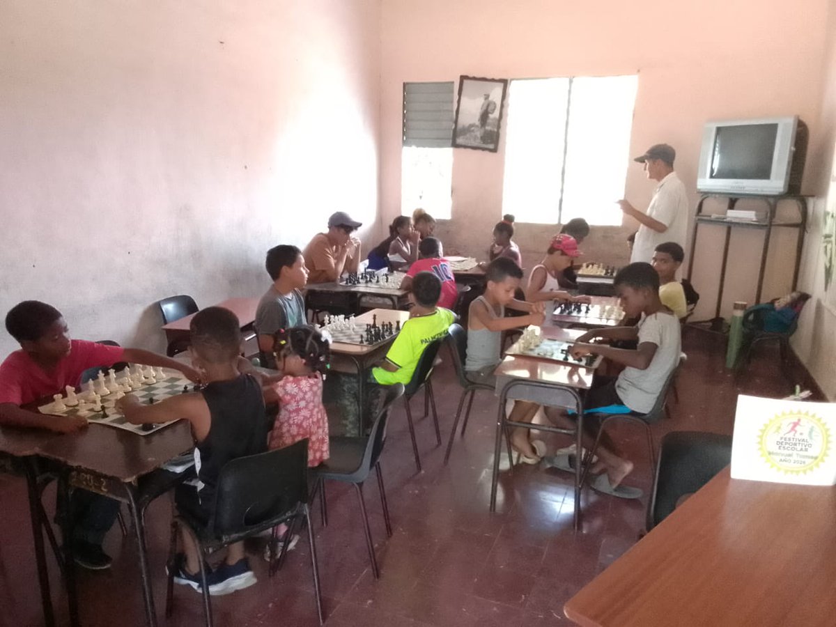 InderTames's tweet photo. 👉Cada movimiento cuenta, cada partida enseña. ♟️

Así vivimos los Juegos Escolares en la escuela Martínez 12 de abril, donde el profesor Antonio Griñón guía a nuestros estudiantes👫👫👫👫 https://t.co/Yg1KJ1TCWD