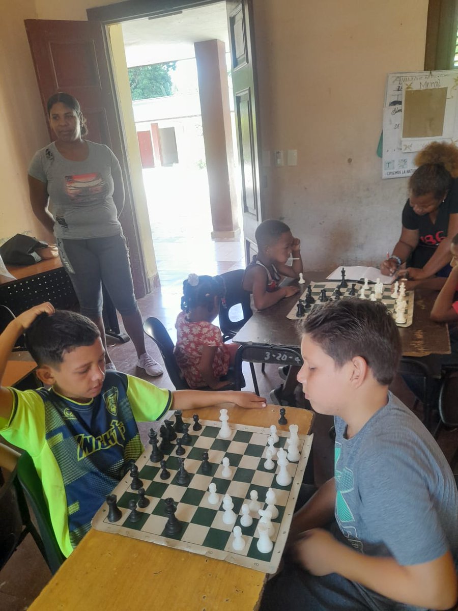 InderTames's tweet photo. 👉Cada movimiento cuenta, cada partida enseña. ♟️

Así vivimos los Juegos Escolares en la escuela Martínez 12 de abril, donde el profesor Antonio Griñón guía a nuestros estudiantes👫👫👫👫 https://t.co/Yg1KJ1TCWD