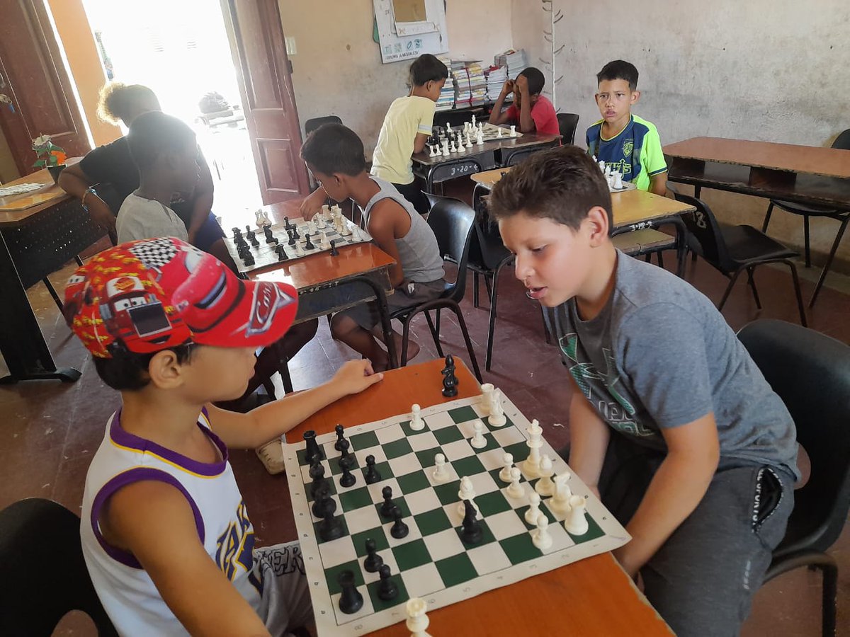 InderTames's tweet photo. 👉Cada movimiento cuenta, cada partida enseña. ♟️

Así vivimos los Juegos Escolares en la escuela Martínez 12 de abril, donde el profesor Antonio Griñón guía a nuestros estudiantes👫👫👫👫 https://t.co/Yg1KJ1TCWD