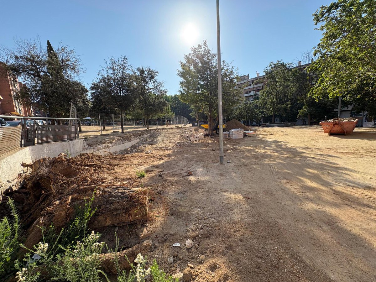matarocat's tweet photo. 👉🏼Es preveu que les obres de millora de les dues àrees de jocs comencin a la tardor.

👉🏼A part de les obres ja en marxa a la pl. Catalunya estan previstos dos passos elevats i en una altra fase es donarà solució al mur de la banda mar. https://t.co/ONN0ye3rUy