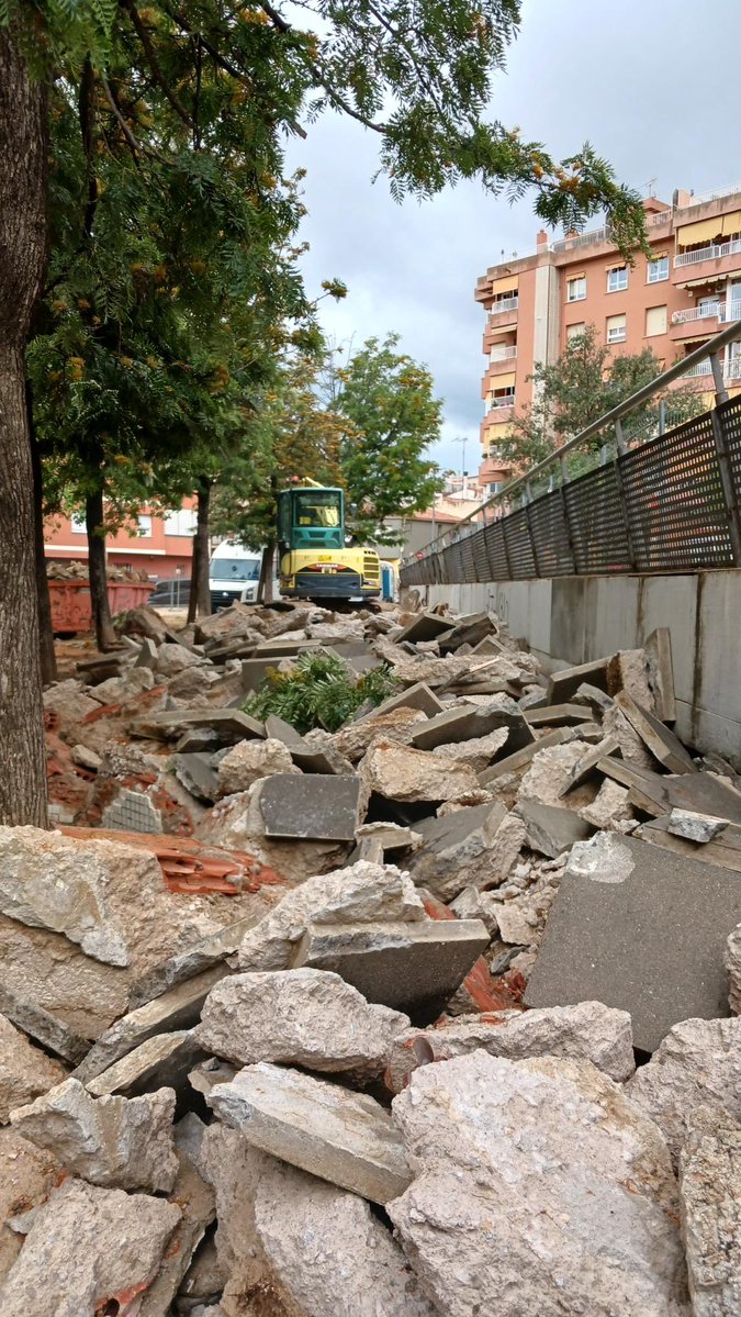 matarocat's tweet photo. 👉🏼Es preveu que les obres de millora de les dues àrees de jocs comencin a la tardor.

👉🏼A part de les obres ja en marxa a la pl. Catalunya estan previstos dos passos elevats i en una altra fase es donarà solució al mur de la banda mar. https://t.co/ONN0ye3rUy