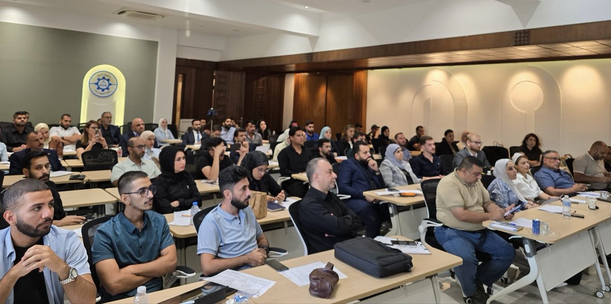ieu1959's tweet photo. اختتام الدفعة الثانية من تدريب أنظمة الطاقة الشمسية في نقابة المهندسين العراقية ضمن مشروع “بيت – BEIT"

اختتمت لجنة النشاط الثقافي في نقابة المهندسين العراقية أعمال الدفعة الثانية من تدريب أنظمة الطاقة الشمسية، الذي نُفذ بالتعاون مع مركز التجارة الدولية (ITC)، وبالتنسيق مع بعثة الاتحاد الأوروبي إلى العراق، ضمن مشروع بناء التحول العادل والشامل في العراق (BEIT) الممول من الاتحاد الأوروبي.

واستمر التدريب لمدة أربعة أيام، من 22 إلى 25 حزيران / يونيو 2026، في قاعة بغداد بالمقر العام لنقابة المهندسين العراقية، بمشاركة أكثر من 70 مهندساً ومهندسة.

وتناول البرنامج التدريبي محاور فنية وعملية شملت أساسيات أنظمة الطاقة الشمسية، مكونات المنظومات، أنواع الألواح والهياكل الحاملة وخيارات الخزن، إضافة إلى العواكس والتوصيلات الكهربائية، اختيار الكابلات وأجهزة الحماية، ممارسات السلامة، استكمال تصميم المنظومة، توافق المكونات، الصيانة الوقائية، تشخيص الأعطال، والجوانب المالية والتجارية المرتبطة بمنظومات الطاقة الشمسية السكنية.

وشهدت أيام التدريب تنفيذ اختبارات وتطبيقات عملية ونقاشات فنية ركزت على ربط المعرفة النظرية باحتياجات السوق العراقية، وتمكين المهندسين من فهم المسار الأساسي لتصميم وتقييم وتسويق حلول الطاقة الشمسية على مستوى المباني السكنية والمشاريع الصغيرة. حيث تولى تنفيذ التدريب فريق مركز التجارة الدولية، بمشاركة المهندس صالح محمود والمدرب الرئيس حسام الدين خليل، بمتابعة وتنسيق لجنة النشاط الثقافي في نقابة المهندسين العراقية.

اختتم التدريب باجراء الاختبار البعدي وتقييم التجربة من ثم الصورة الجماعية وكلمة اختتام التدريب، حيث القى كلمة النقابة المهندس يحيى سامي مسؤول الشراكات الدولية وعضو لجنة النشاط الثقافي ناقلا تحيات ومباركة نقيب المهندسين العراقيين المهندس الاستشاري ذو الفقار حوشي المكصوصيورئيس لجنة النشاط الثقافي الدكتور المهندس عادل النعيمي. والقى المهندس مصطفى المصلح (مدير مشروع بيت من جانب مركز التجارة الدولية) كلمة الختام من المركز، إضافة لمشاركة المتدربين بتقديم الشكر والامتنان للنقابة والمؤسسات الدولية على الشراكات والانشطة الفاعلة ذات المعنى التي تقديم فائدة عملية حقيقية للمهندسين العراقيين. تلاها توزيع شهادات اكمال التدريب بنجاح لمن استوفوا الشروط.

وتؤكد نقابة المهندسين العراقية أن هذه البرامج الفنية المتخصصة تمثل خطوة مهمة في دعم قدرات المهندسين، وتعزيز حضورهم في قطاعات الطاقة المتجددة والاستدامة، وربط التدريب المهني بفرص العمل والتحول الأخضر في العراق. تثمن النقابة جهود مركز التجارة الدولية، وبعثة الاتحاد الأوروبي إلى العراق، وفريق التدريب، وشركة الفيافي لحلول الطاقة لتوفير اغلب مواد التدريب العملي، وجميع المهندسين المشاركين الذين أظهروا التزاماً وتفاعلاً مهنياً خلال أيام البرنامج.