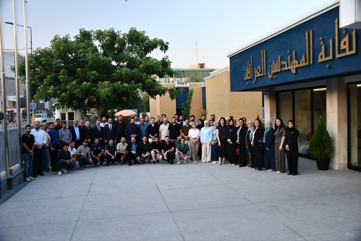 ieu1959's tweet photo. اختتام الدفعة الثانية من تدريب أنظمة الطاقة الشمسية في نقابة المهندسين العراقية ضمن مشروع “بيت – BEIT"

اختتمت لجنة النشاط الثقافي في نقابة المهندسين العراقية أعمال الدفعة الثانية من تدريب أنظمة الطاقة الشمسية، الذي نُفذ بالتعاون مع مركز التجارة الدولية (ITC)، وبالتنسيق مع بعثة الاتحاد الأوروبي إلى العراق، ضمن مشروع بناء التحول العادل والشامل في العراق (BEIT) الممول من الاتحاد الأوروبي.

واستمر التدريب لمدة أربعة أيام، من 22 إلى 25 حزيران / يونيو 2026، في قاعة بغداد بالمقر العام لنقابة المهندسين العراقية، بمشاركة أكثر من 70 مهندساً ومهندسة.

وتناول البرنامج التدريبي محاور فنية وعملية شملت أساسيات أنظمة الطاقة الشمسية، مكونات المنظومات، أنواع الألواح والهياكل الحاملة وخيارات الخزن، إضافة إلى العواكس والتوصيلات الكهربائية، اختيار الكابلات وأجهزة الحماية، ممارسات السلامة، استكمال تصميم المنظومة، توافق المكونات، الصيانة الوقائية، تشخيص الأعطال، والجوانب المالية والتجارية المرتبطة بمنظومات الطاقة الشمسية السكنية.

وشهدت أيام التدريب تنفيذ اختبارات وتطبيقات عملية ونقاشات فنية ركزت على ربط المعرفة النظرية باحتياجات السوق العراقية، وتمكين المهندسين من فهم المسار الأساسي لتصميم وتقييم وتسويق حلول الطاقة الشمسية على مستوى المباني السكنية والمشاريع الصغيرة. حيث تولى تنفيذ التدريب فريق مركز التجارة الدولية، بمشاركة المهندس صالح محمود والمدرب الرئيس حسام الدين خليل، بمتابعة وتنسيق لجنة النشاط الثقافي في نقابة المهندسين العراقية.

اختتم التدريب باجراء الاختبار البعدي وتقييم التجربة من ثم الصورة الجماعية وكلمة اختتام التدريب، حيث القى كلمة النقابة المهندس يحيى سامي مسؤول الشراكات الدولية وعضو لجنة النشاط الثقافي ناقلا تحيات ومباركة نقيب المهندسين العراقيين المهندس الاستشاري ذو الفقار حوشي المكصوصيورئيس لجنة النشاط الثقافي الدكتور المهندس عادل النعيمي. والقى المهندس مصطفى المصلح (مدير مشروع بيت من جانب مركز التجارة الدولية) كلمة الختام من المركز، إضافة لمشاركة المتدربين بتقديم الشكر والامتنان للنقابة والمؤسسات الدولية على الشراكات والانشطة الفاعلة ذات المعنى التي تقديم فائدة عملية حقيقية للمهندسين العراقيين. تلاها توزيع شهادات اكمال التدريب بنجاح لمن استوفوا الشروط.

وتؤكد نقابة المهندسين العراقية أن هذه البرامج الفنية المتخصصة تمثل خطوة مهمة في دعم قدرات المهندسين، وتعزيز حضورهم في قطاعات الطاقة المتجددة والاستدامة، وربط التدريب المهني بفرص العمل والتحول الأخضر في العراق. تثمن النقابة جهود مركز التجارة الدولية، وبعثة الاتحاد الأوروبي إلى العراق، وفريق التدريب، وشركة الفيافي لحلول الطاقة لتوفير اغلب مواد التدريب العملي، وجميع المهندسين المشاركين الذين أظهروا التزاماً وتفاعلاً مهنياً خلال أيام البرنامج.