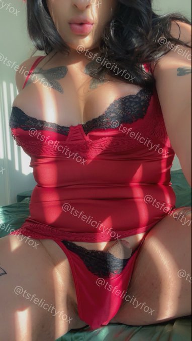 Goddess Felicity - 3 pic. Poking out of my panties https://t.co/CaCXAD8ysR