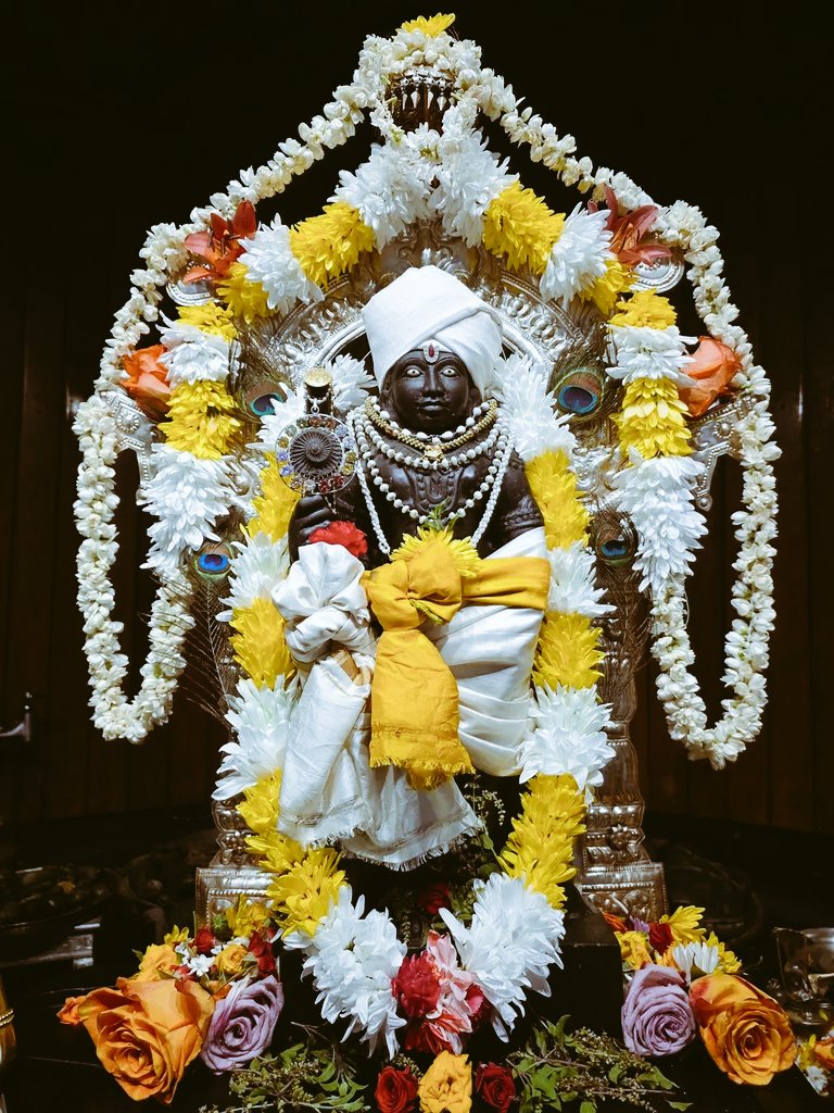 PuthigeSri's tweet photo. Jun 29th26: Daily Alankara Darshana of Saligrama Shila Sri Krishna at Sri Puthige Matha,Edison,NJ,USA https://t.co/RxEM5qTAXt