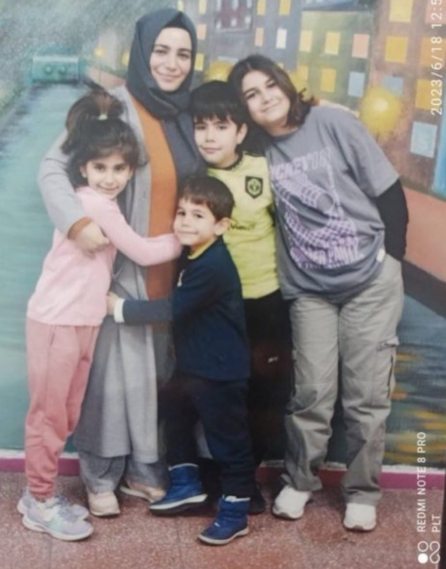 Tutsak_Bebek's tweet photo. 3 yıldır annelerinden ayrı büyüyen 4 çocuk... Yeliz Temur 17 Haziran 2023’ten bu yana tutuklu. AİHM kararları ortada suç yok diyor.
Adalet geciktikçe, bir ailenin geleceği ve çocukların çocukluğu çalınıyor. 4 çocuk annesine kavuşmayı bekliyor. 
@Deniz_Zeyrek 

#AnayasaMadde90 https://t.co/SBh0VLIHlh