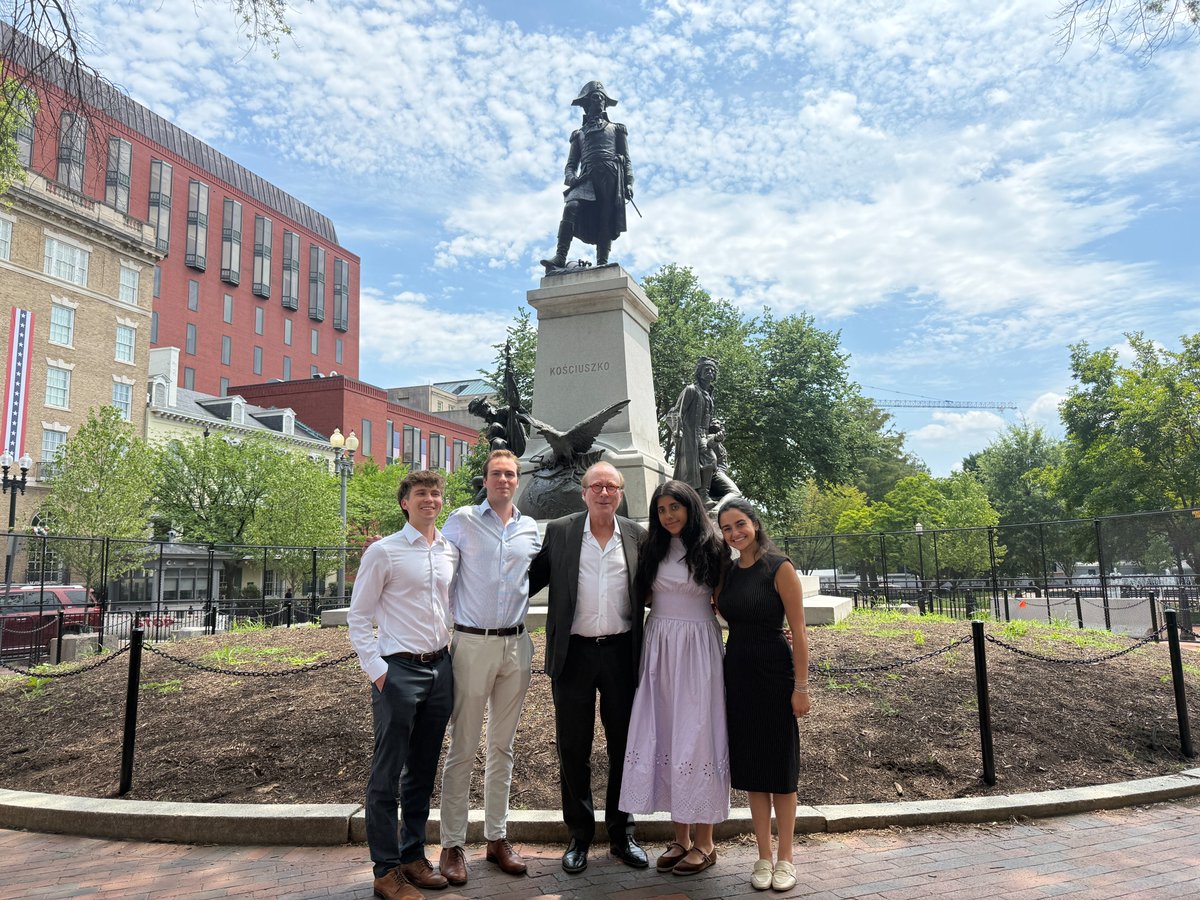 ACGAnalytics's tweet photo. Our Summer Session I interns enjoyed lunch with ACGA's @davidametzner where they discussed politics, consulting &amp; David's career journey.
It was a wonderful opportunity to hear about David's experiences &amp; receive valuable advice as they prepare for their own professional careers! https://t.co/qmG1FzTtuU