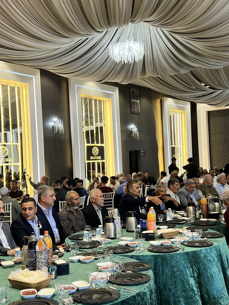 ecz_mslm's tweet photo. ÖFKE MERHAMETE, HUSUMET KARDEŞLİĞE DÖNÜŞTÜ. 

“Müminler ancak kardeştirler. Öyleyse kardeşlerinizin arasını düzeltin.” (Hucurât Suresi, 10. ayet)

Barış elçisi ve kanaat önderi Sn. Emin Yetim, gönüllere dokunarak husumeti kardeşliğe, öfkeyi merhamete dönüştürdü.