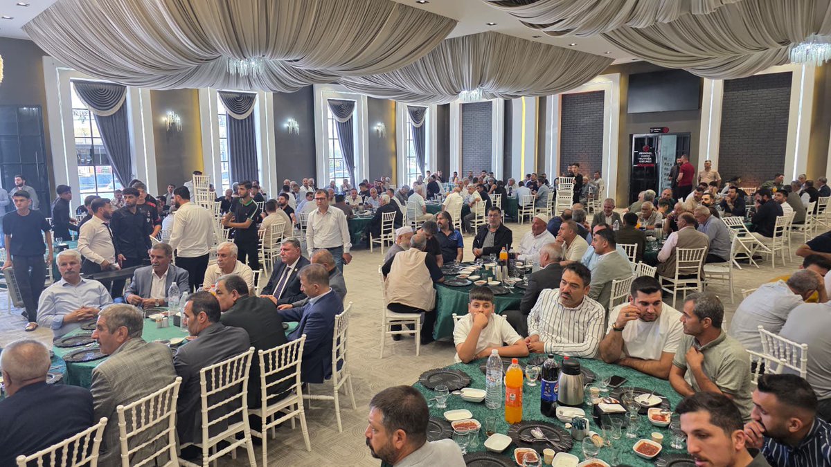 ecz_mslm's tweet photo. ÖFKE MERHAMETE, HUSUMET KARDEŞLİĞE DÖNÜŞTÜ. 

“Müminler ancak kardeştirler. Öyleyse kardeşlerinizin arasını düzeltin.” (Hucurât Suresi, 10. ayet)

Barış elçisi ve kanaat önderi Sn. Emin Yetim, gönüllere dokunarak husumeti kardeşliğe, öfkeyi merhamete dönüştürdü.