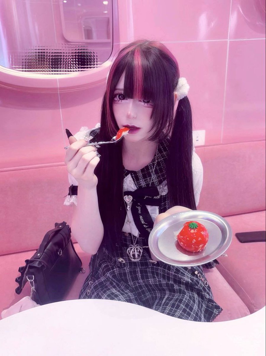 chiyorrin's tweet photo. おいしい、おいしい、イチゴ！~

#地雷 #量産型 #地雷系 #jiraikei #jirai #jsf #chiyorrin #おすすめ #犬系女子 #犬 #天天天国地獄国 https://t.co/CeAhOpX4DR