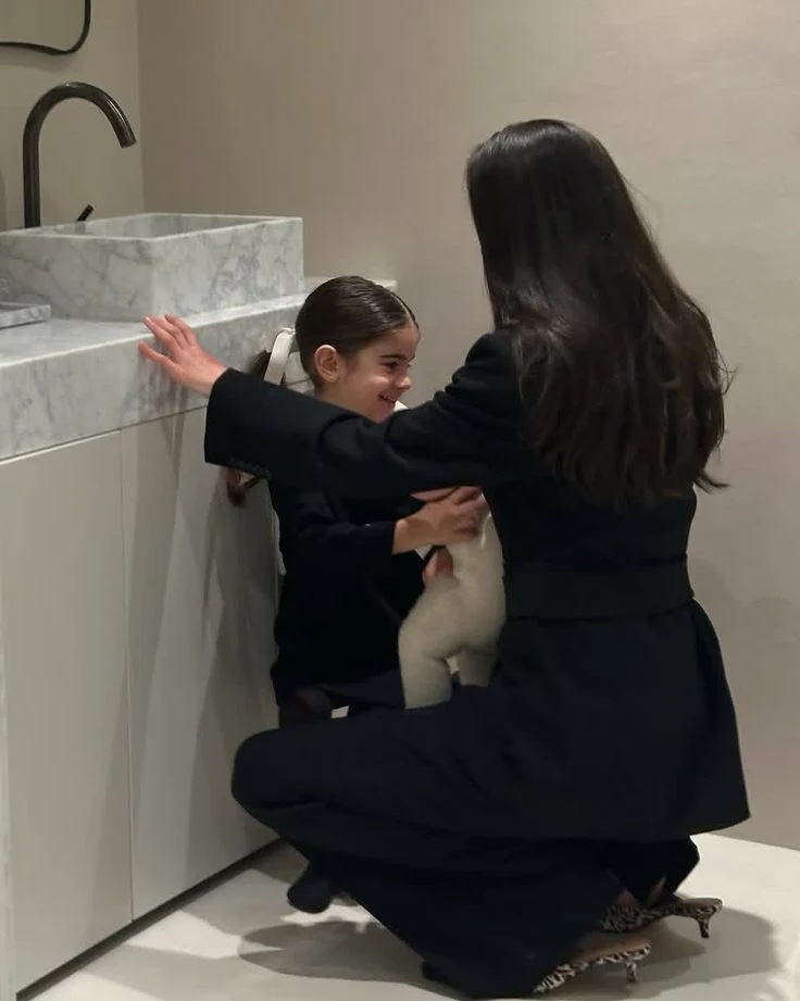 Diorgirlx's tweet photo. me in the future because i’ll be the best girl mom https://t.co/zoxSPfgACI