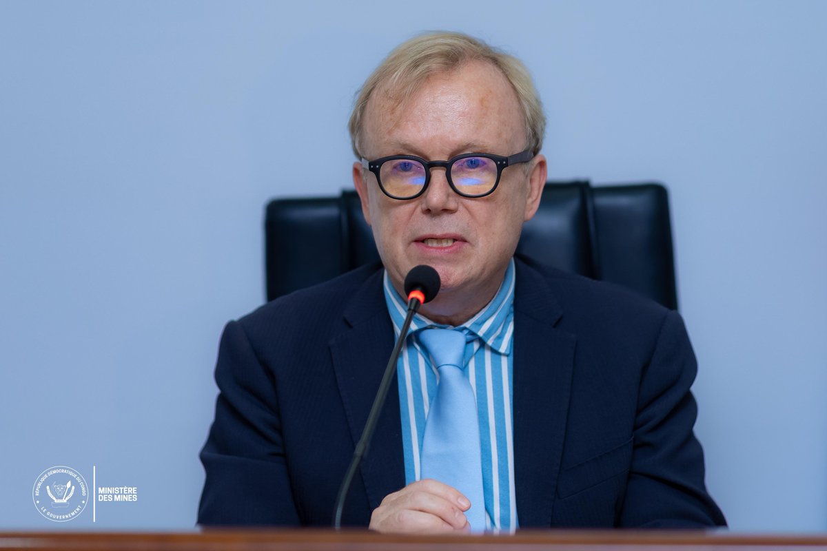 Dynamiquedjs's tweet photo. #RDC | 29.06.2026
Le Ministre des Mines, Son Excellence @LouisWKabamba, a présidé ce lundi, la cérémonie de signature de l'Accord-cadre entre le Fonds Minier pour les Générations Futures (#FOMIN) et #ADEX Platform AG, une société suisse spécialisée dans l'amélioration de la transparence et de l'efficacité des chaînes d'approvisionnement en diamants et pierres de couleur. 
Cette signature concrétise un partenariat stratégique approuvé par le Conseil des Ministres lors de sa 91ᵉ réunion ordinaire du 29 mai 2026.

Cet accord prévoit la création d'ADEX RDC S.A., une société commune détenue à parts égales par le FOMIN et ADEX Platform AG, chargée de moderniser et de formaliser la filière des #diamants et des #pierres de couleur à travers la mise en place d'une #taillerie-#joaillerie de niveau international, d'une plateforme numérique de commercialisation directe vers les marchés internationaux, ainsi que le transfert de technologies et le renforcement des capacités nationales.
@Presidence_RDC @MinMinesRDC