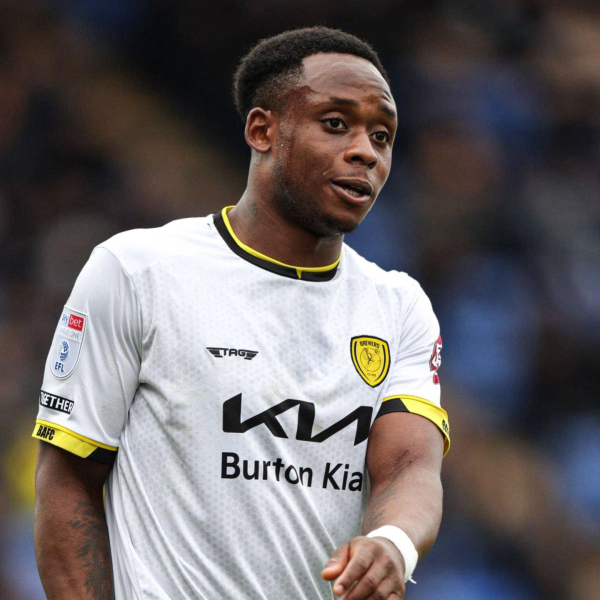eflpublished's tweet photo. Reading are reportedly set to sign centre-back and captain Udoka Godwin-Malife (26) from fellow League One side Burton Albion 🏴󠁧󠁢󠁥󠁮󠁧󠁿 Via | @SportsPeteO 

The defender is believed to be undergoing a medical ahead of the switch 🤩

#ReadingFC | #BAFC https://t.co/vD58GtvEKi