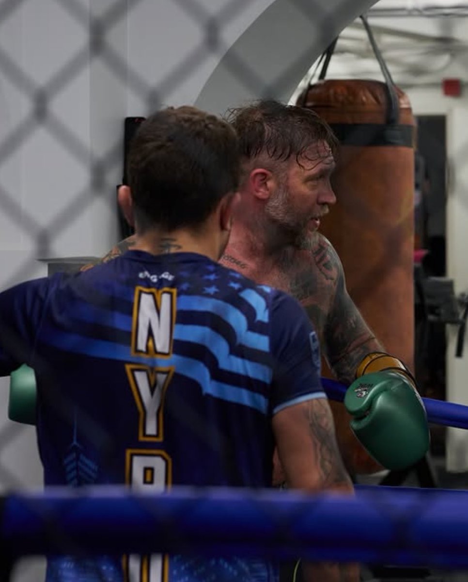 hardyverse's tweet photo. licking every drop of sweat it’s so serious https://t.co/fDZbXwiaVX