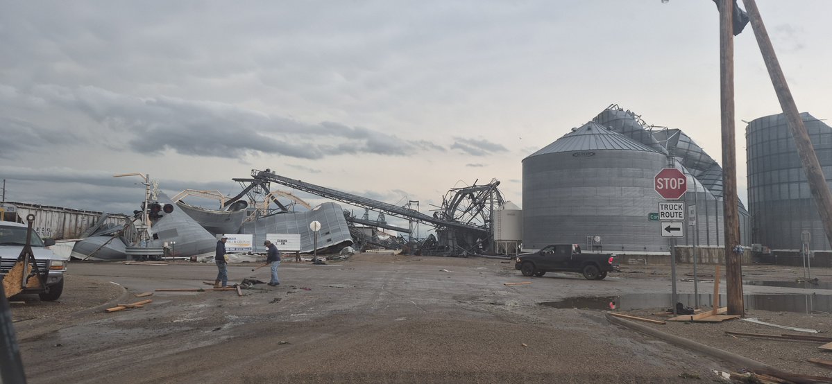 posted_news's tweet photo. Wind gusts estimated at more than 130 mph were strong enough to tear apart wind turbines and silos, nearby Highmore, South Dakota.

Silos #geoposted at 44.52077, -99.43925

South Dakota Wind Energy Center: https://t.co/MLkmJtV50B

@McMillinWx #SDwx https://t.co/kDPMZdvYjh