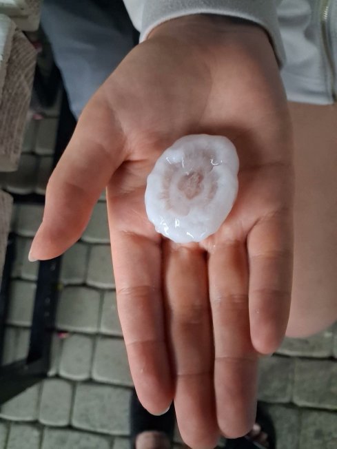 SOB_pl's tweet photo. ⚪️Mamy informacje o opadach dużego gradu w miejscowości Wódka gmina Branice. 
fot. Magdalena Paweł Górniak
@MeteoprognozaPL @meteo_expert @NaGraHo
#obserwatorzyburz #burza #pogoda #deszcz #polska #lato #burze https://t.co/IG8Z7heU3y