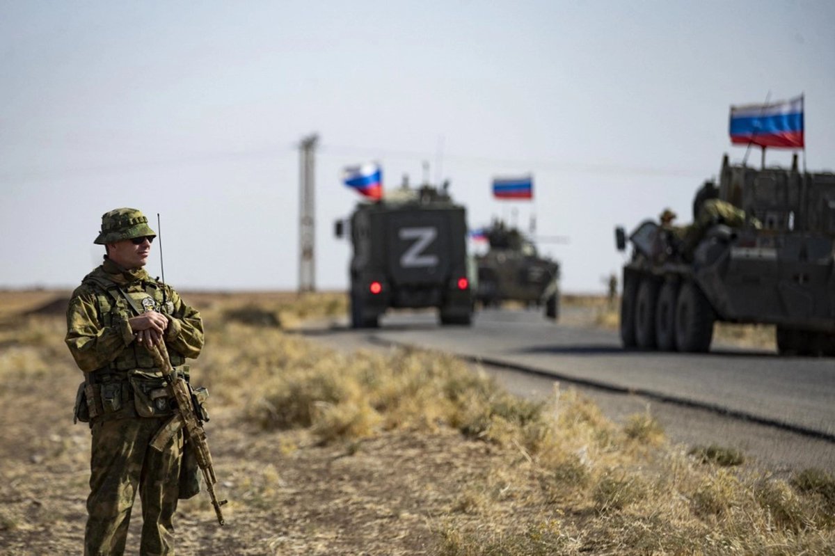 Alexandree1507's tweet photo. ❗️🇺🇦🇷🇺⚰️ Selon le New York Times, citant des sources militaires russes pro-guerre, l’armée russe perdrait environ 30 000 soldats par mois.

Plus glaçant encore : selon ces mêmes données, il s’écoulerait souvent moins de trois semaines entre la signature d’un contrat militaire et la mort au front.

Trois semaines.

Le temps de signer, d’être envoyé, puis de disparaître dans une attaque absurde pour quelques mètres de ruines.