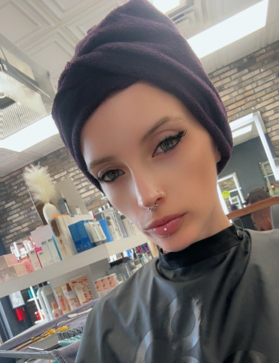 GamerGoddessV's tweet photo. Running on Red Bull and unreasonable standards.

Hair appointment first.

Games later.

Simps can figure out where they fit into today’s schedule. 🤭 https://t.co/d0xGIysosZ