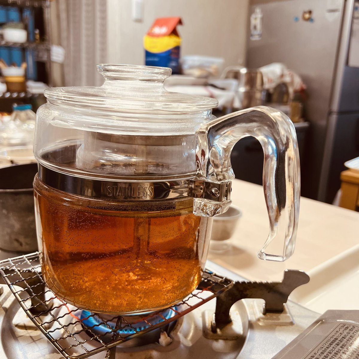 tamaosako's tweet photo. オールドパイレックスの
コーヒーパーコレーターで淹れています。

イギリス🇬🇧のアンティークフェアで見つけたこれ。

紅茶の国でコーヒーメーカーは
うそのような値段だった���かわいそう😢

大切に使うよと連れて帰りました。

耐熱ガラスは透明で
コーヒーの色が次第に濃くなる様子が見えて楽しい。

沸騰してくると循環するのがきれい。おいしいコーヒーできあがり。

イギリスはプレス式のコーヒーメーカーが主流でした。今はドリップも増えてきた！

#英国菓子教室ブリティッシュプディング