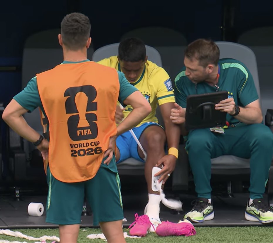 Yurizinhayy's tweet photo. Endrick tirando as botinhas pro jogo q nem o rock lee tirando os pesos pra luta #FifaWorldCup https://t.co/HtYEhketb1