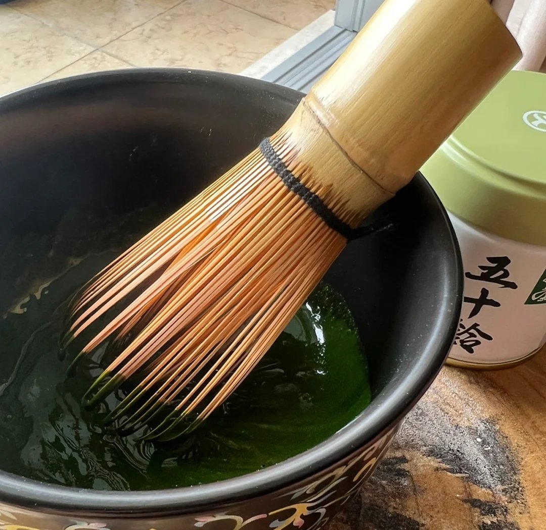 AntiguoEhdenFC's tweet photo. [Quick #Recipe alert! Whip up a 5-minute iced matcha latte: 1 tsp matcha powder, 8oz oat milk, a dash of honey. Shake, pour over ice, u0026 enjoy your cozy pick-me-up!]， https://t.co/bkiD5n3xMh
