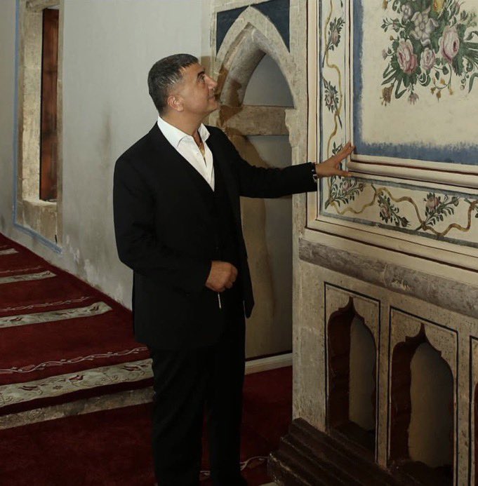 MasharBayav's tweet photo. Reis, zor zamanlarda yaptığı çıkışlarla adından söz ettiren, milliyetçi duruşu ve insanlara yaptığı yardımlarla birçok kişinin takdirini kazanan bir isim. Doğru bildiğini söylemekten çekinmeyen tavrı da sevenleri tarafından sıkça vurgulanıyor. 

@sedat_peker #SedatPeker https://t.co/Tg5CeOgOf7