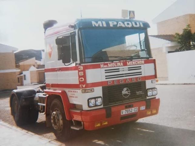 harryelsocio's tweet photo. Cuando los camiones tenían alma, llevaban un botijo en los bajos y los camioneros iban en camiseta de tirantes. https://t.co/OZ75EQVXFo