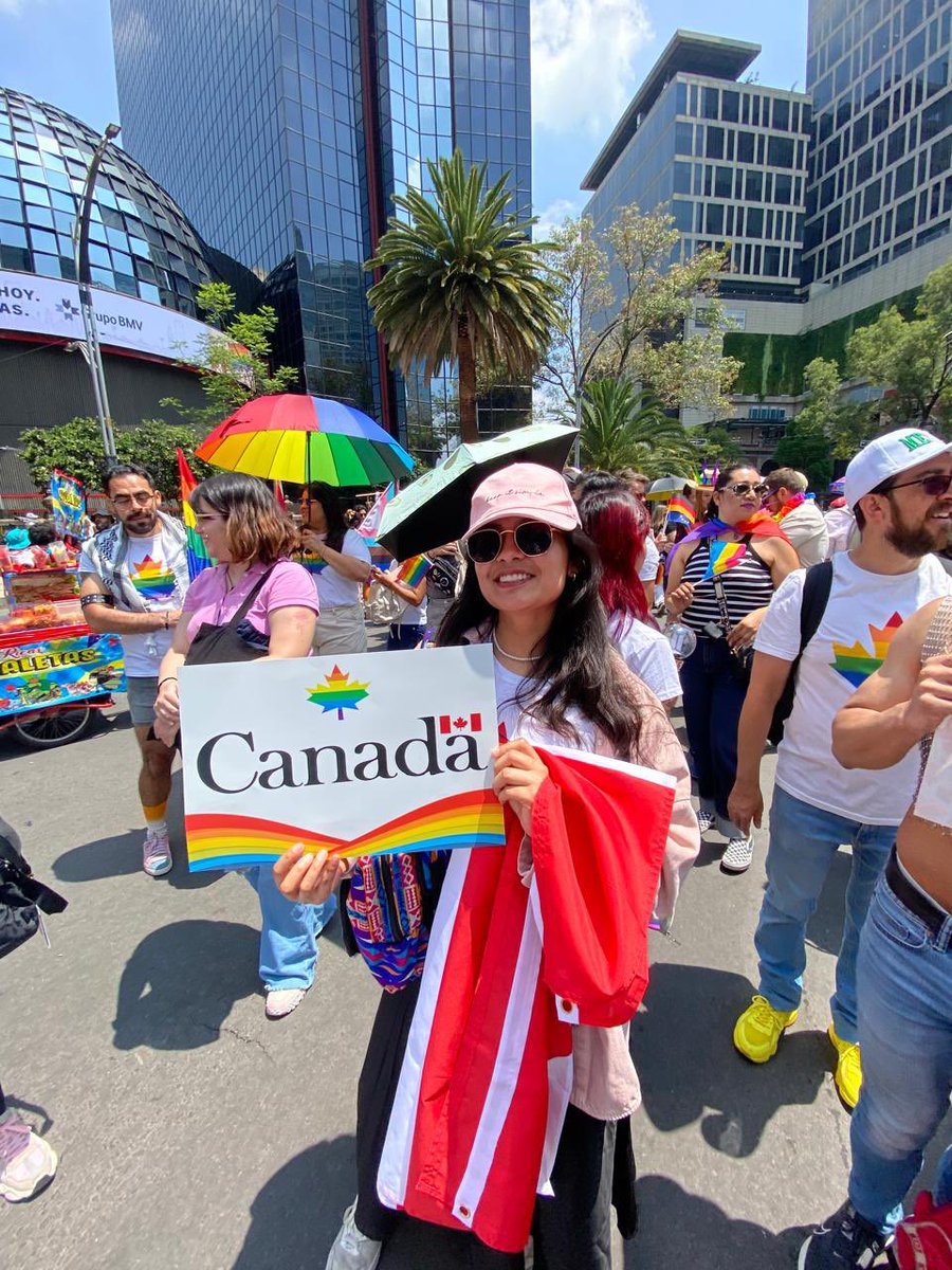 EmbCanMexico's tweet photo. El sábado nos unimos al contingente diplomático en la Marcha del Orgullo. Canadá defiende orgullosamente los derechos de las personas #LGBTI+ 🌈 🇨🇦

Todos merecemos respeto y aceptación por quienes somos. https://t.co/TRe5rogqnt