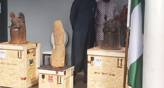 NigeriaStories's tweet photo. BREAKING: Swiss Museums has Returned 18 Benin Artefacts To Nigeria 🇳🇬 https://t.co/eVSfFcUfAy