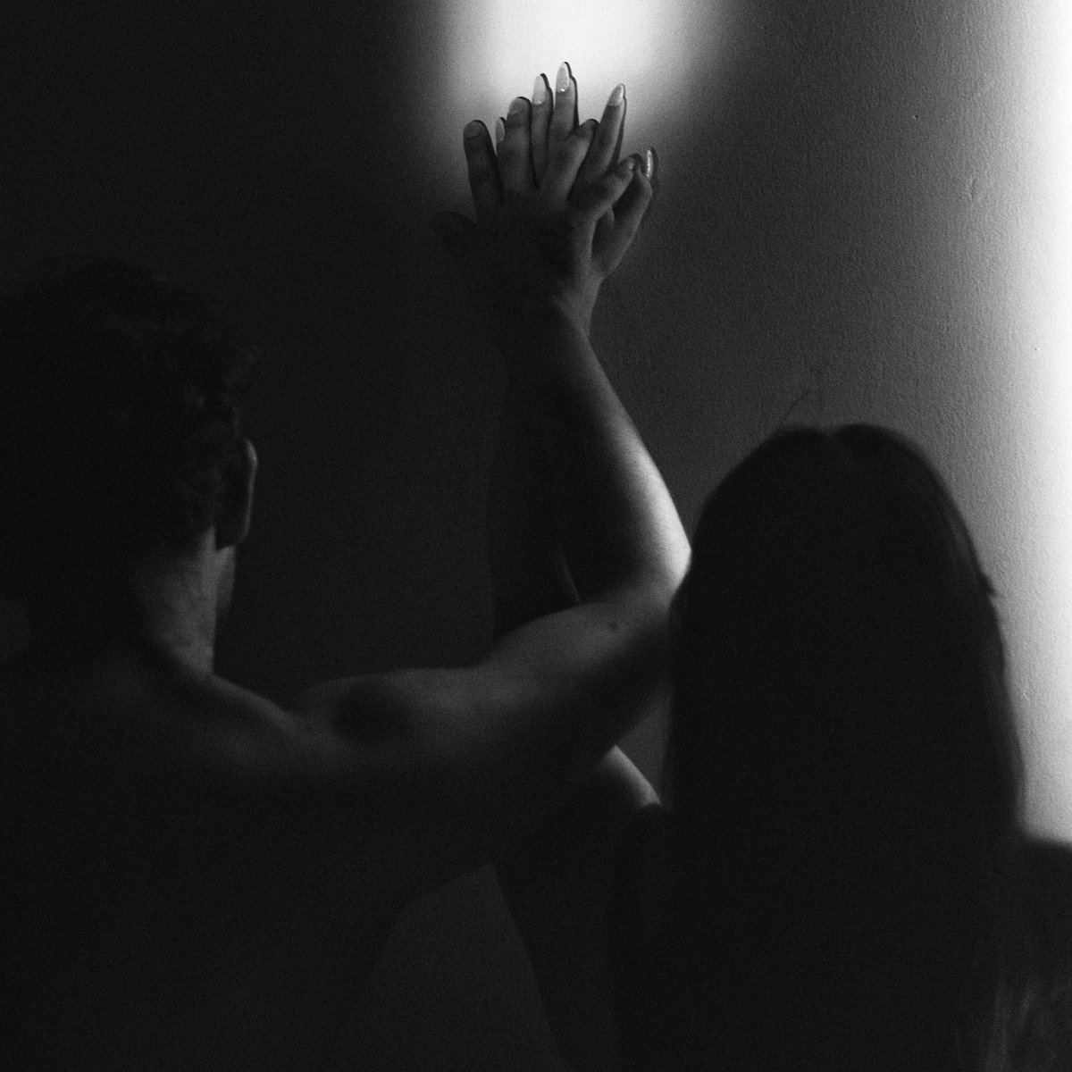 Otelo_7's tweet photo. Mujer sin tiempo, 
de piel aterciopelada, 
de aroma a pasión, a deseo, 
¿sabes? Anoche soñé contigo, 
no tengo memoria de todo, 
pero lo que si recuerdo, es que 
nos fundíamos una y otra vez, 
en pocos recuerdos, lo que tienes 
qué saber es que: “Tú eras Yo, y Yo era Tú”… https://t.co/ARc7XecBr7