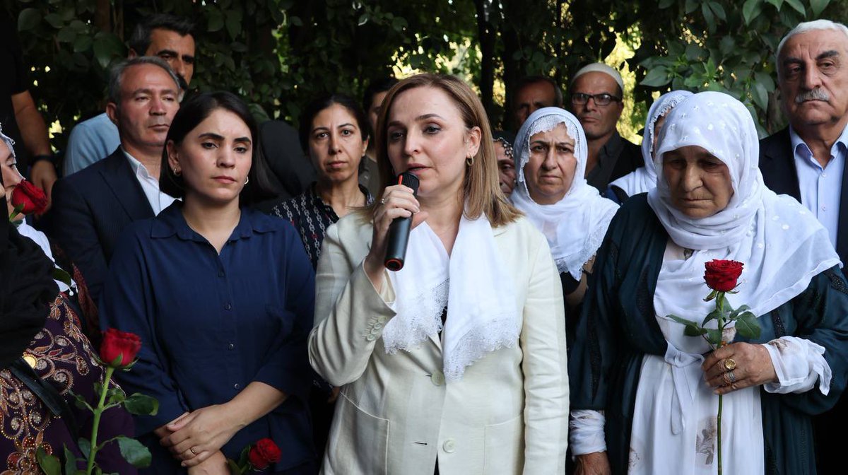 DEMGenelMerkezi's tweet photo. Parti Sözcümüz Ayşegül Doğan, Grup Başkanvekilimiz Gülistan Kılıç Koçyiğit, milletvekillerimiz ve yöneticilerimizle Orhan Doğan’ı Cizre’deki kabri başında andık. 

Ömürlerini adadıkları barış ve demokrasi mücadelesini taçlandırıp hem Orhan Doğan’ın hem de tüm demokrasi şehitlerimizim ruhlarını şad edeceğiz. Anıları her zaman bizimle.