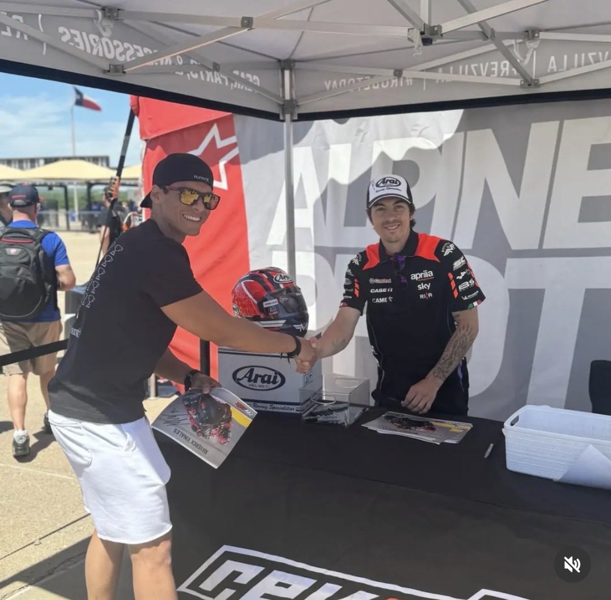 AF37_R6's tweet photo. @pablodevillota A maverick le sigo la pista desde moto3 un súper talento demasiado rápido muy rápido, tuve la oportunidad de conocerlo y le pregunté, maverick para cuando el campeonato se quedó callado y me dijo no lo sé, le dije necesitas una Ducati y se echó a reír me dijo hay que esperar https://t.co/oUd2skyzSo