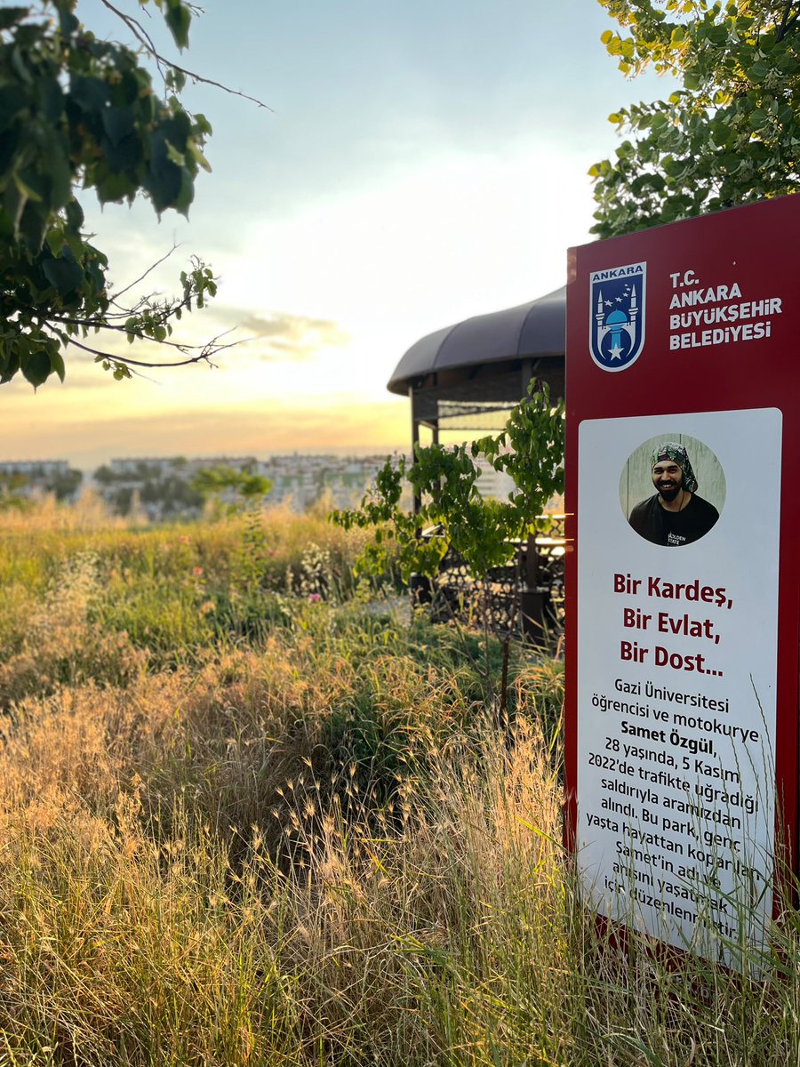 bernaozgull's tweet photo. Bugün annem, kız kardeşlerim ve yeğenimle birlikte, ağabeyim Motokurye Samet Ozgül'ün adının verildiği Batıkent Spor ve Dinlenme Parkı'nı ziyaret ettik.

Bir insanın adını bir parka vermek elbette anlamlıdır. Ancak asıl anlam, o ismin hak ettiği özenle yaşatılmasıdır.

Dilerim ağabeyim Samet'in adı, yalnızca bir tabelada değil; emek verilen, sahip çıkılan ve gerçekten yaşatılan bir değer olarak varlığını sürdürür.

Ağabeyim Samet'i sevgi, özlem ve adalet inancıyla anıyoruz… 🤍