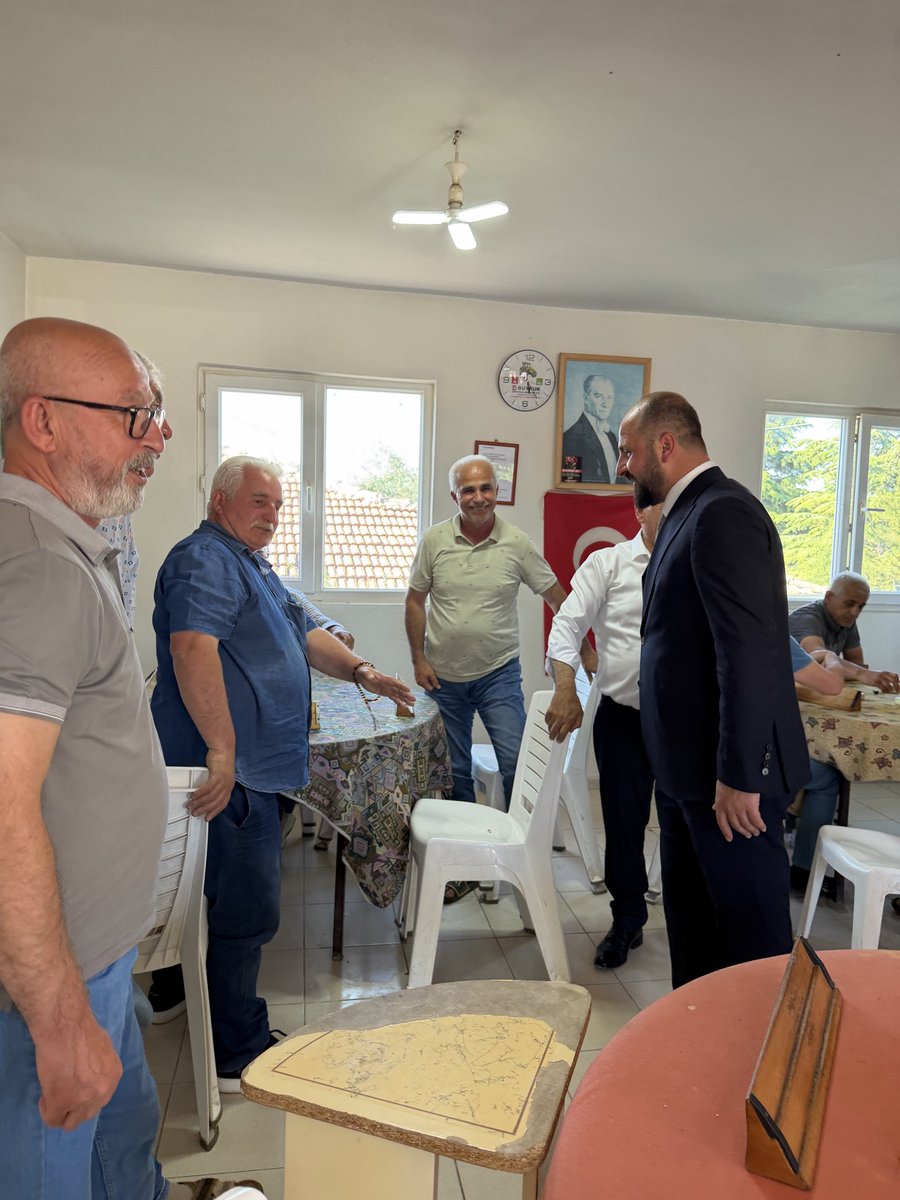 Slmakcyln's tweet photo. Emirler Mahallemizi ziyaret ederek Mahalle Muhtarımız Sinan Gökkoyun, Mahalle Başkanımız Ömer Karakoyun ve hemşerilerimizle bir araya geldik. Hemşerilerimize hal, hatırlarını sorduk, mahallemiz ile ilgili talep ve önerilerini konuştuk.

Her bir mahallemiz bizim evimizdir, her bir hemşerimiz bizim ailemizdir anlayışıyla çalışmalarımızı sürdürüyoruz.

📍Emirler Mahallesi