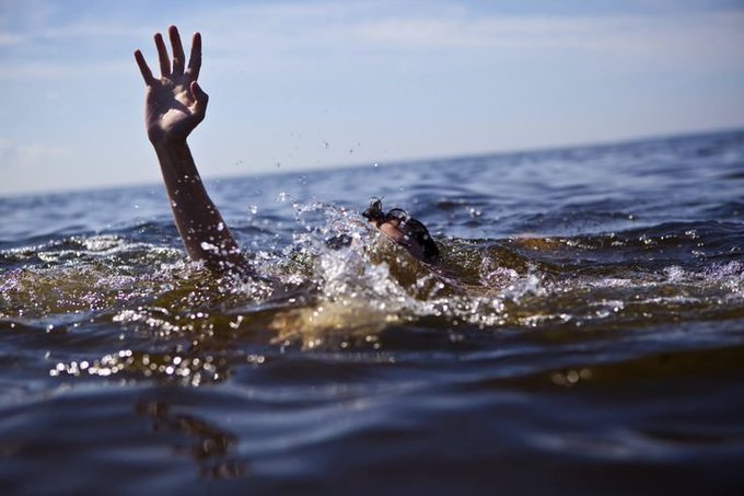 HeyMikima's tweet photo. Your ex is drowning and your third emoji is your reaction https://t.co/wxBRmTK55t