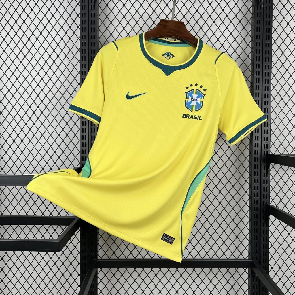 OrionFut's tweet photo. Links atualizados de TODOS os modelos de camisas tailandesas (as melhores réplicas disponíveis) da Seleção Brasileira na Shopee e no Mercado Livre!!!

💰 A versão TORCEDOR está saindo por APENAS R$ 100,00, já com frete e impostos inclusos!!!

🇧🇷 Camisas Amarela, Azul, Vermelha e Preta (treino) da Seleção Brasileira 26/27 (Copa do Mundo) - Tailandesa 1:1

⚽️ Masculina, feminina e infantil.
⚽️ Tem como personalizar nome + número + patch da Copa do Mundo

🛒 Shopee
🔗🟡 Amarela (Masculina): https://t.co/JRIod0ECeU
🔗🔵 Azul (Masculina): https://t.co/n0OJ9UQTGy
🔗🟡🔵 Amarela e Azul (Feminina): https://t.co/rvgg2GH4RT
🔗🟡🔵 Amarela e Azul (Infantil): https://t.co/9sLrrfKVn9
🔗🔴 Vermelha: https://t.co/voZ0PkbsIO
🔗⚫️ Preta (treino): https://t.co/8LIEZehl8t

🛒 Mercado Livre
🔗🟡 Amarela (Masculina): https://t.co/fXlxnMC7wV
🔗🔵 Azul (Masculina): https://t.co/JKFNqgbzgD
🔗🟡 Amarela (Feminina): https://t.co/n7i9TpOk02
🔗🔵 Azul (Feminina): https://t.co/pz3RWo9HzP
🔗🟡🔵 Amarela (Infantil): https://t.co/XQHPj502Rf
🔗🔴 Vermelha: https://t.co/PqaSQAEOTd
🔗⚫️ Preta (Treino): https://t.co/tDs44eb2Cl

OBS: No ML, para atingir o valor mínimo do frete grátis na versão TORCEDOR, é só add algum item baratinho na compra e dps pedir reembolso se quiser.