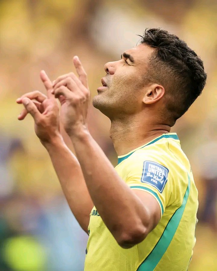 esplashy25's tweet photo. Casemiro is busy helping BRAZIL while Gabriel is busy dancing on the field.
#BRAJPN https://t.co/SLs3PG9Bxe