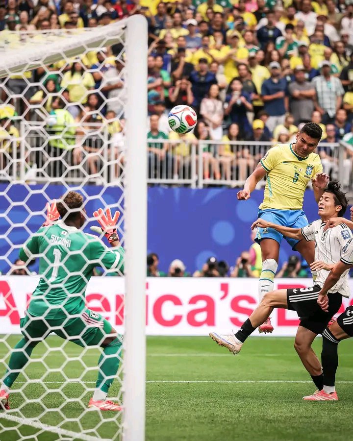 esplashy25's tweet photo. Casemiro is busy helping BRAZIL while Gabriel is busy dancing on the field.
#BRAJPN https://t.co/SLs3PG9Bxe