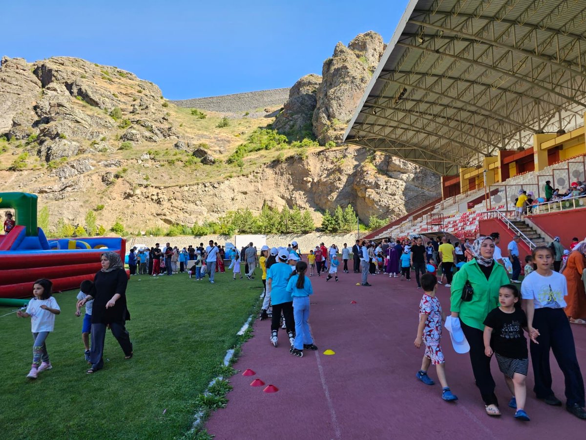 GSBGumushaneGM's tweet photo. Yeni Şehir Stadyumu'nda gerçekleştirdiğimiz Gençlik ve Spor Şenliği'nde çocuklarımız ve gençlerimiz unutulmaz bir gün geçirdi. Oyunlar, spor ve birbirinden renkli etkinliklerle dolu harika anılar biriktirdik! 

#GençlikMerkezi #GençlikVeSporŞenliği https://t.co/NsywpZZtYI
