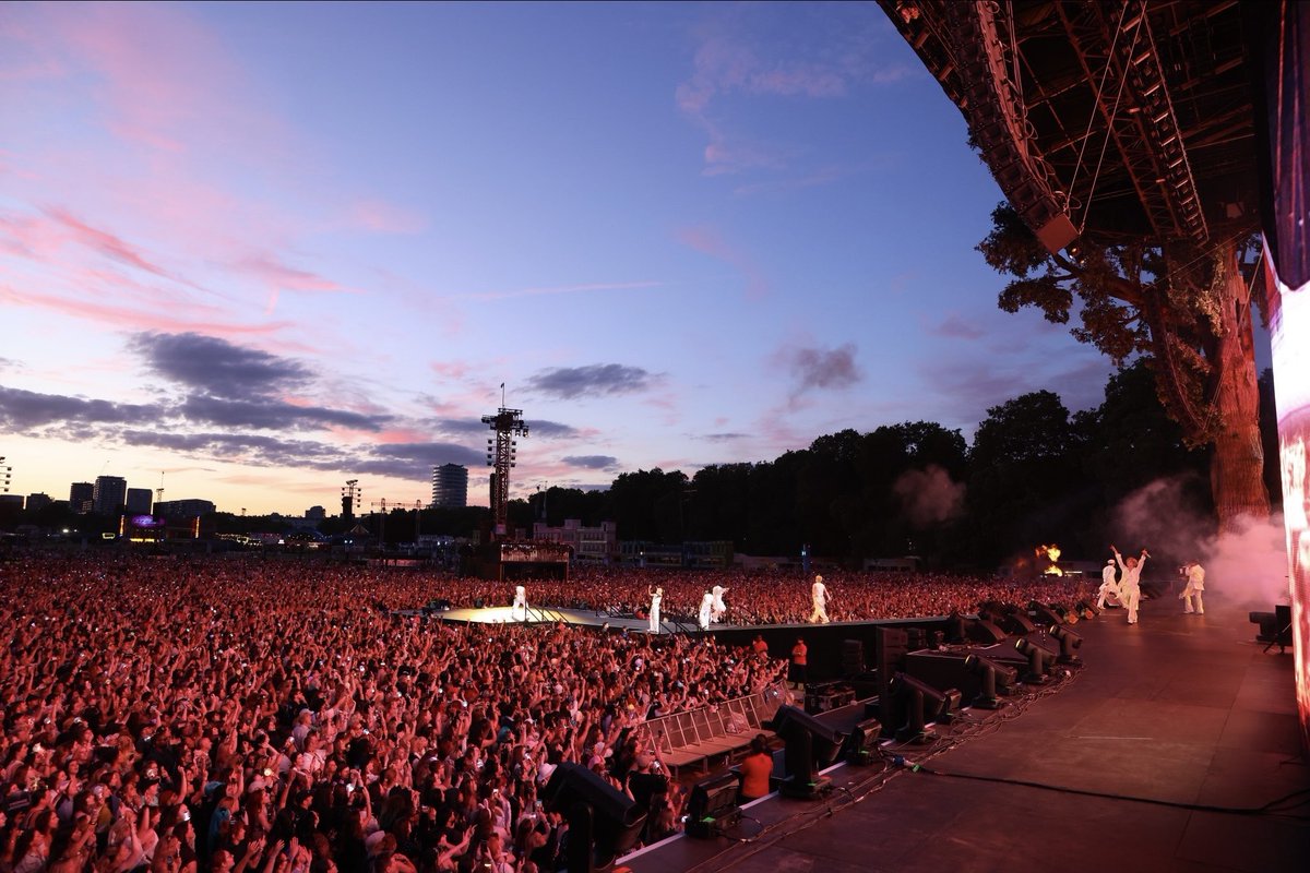 fatimatiny81's tweet photo. i can't stop thinking about how it's poetic actually that ateez performed at sunset that golden hour is never ending and it's even more beautiful with and for 8 boys who followed their dreams together hand in hand and are only shooting for the stars like nasa from here https://t.co/AsThuL0Km3