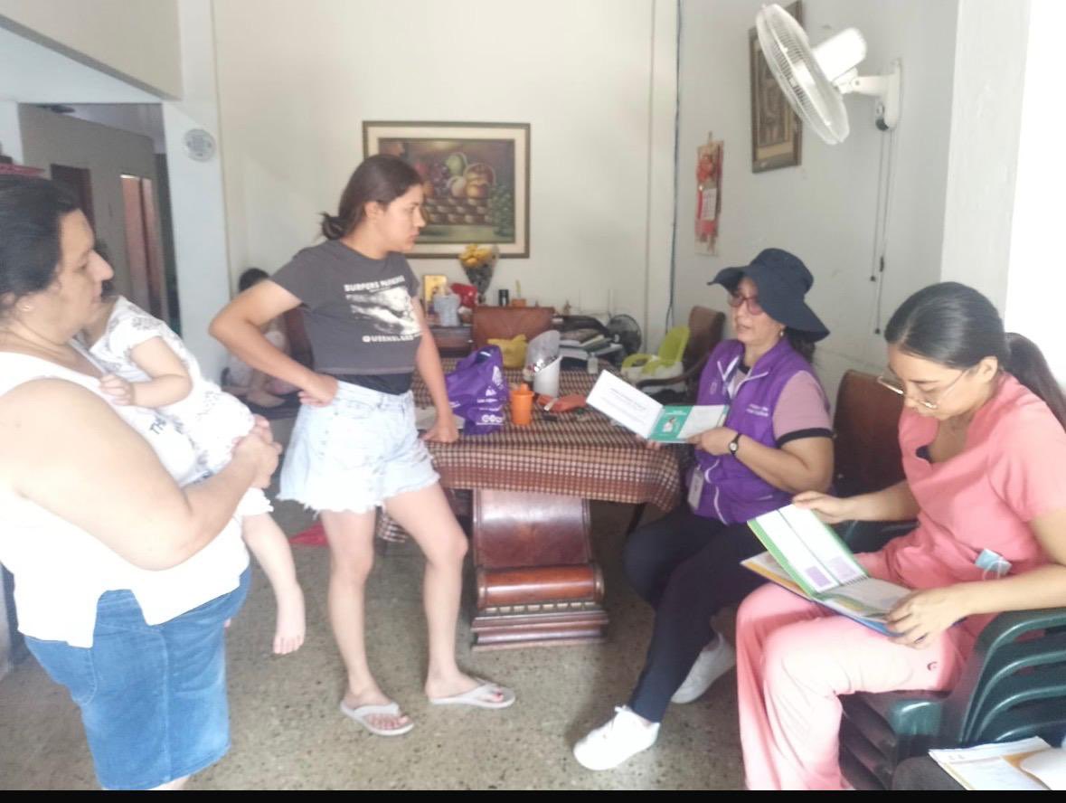 Salud_Guayas's tweet photo. 💉También se realizó la revisión de carnets de vacunación para verificar si cuentan con su esquema completo y actualizado, esta actividad permite identificar las vacunas pendientes y fortalecer la salud de la comunidad 🧑‍🧑‍🧒‍🧒 https://t.co/CpzvVDf1Eg