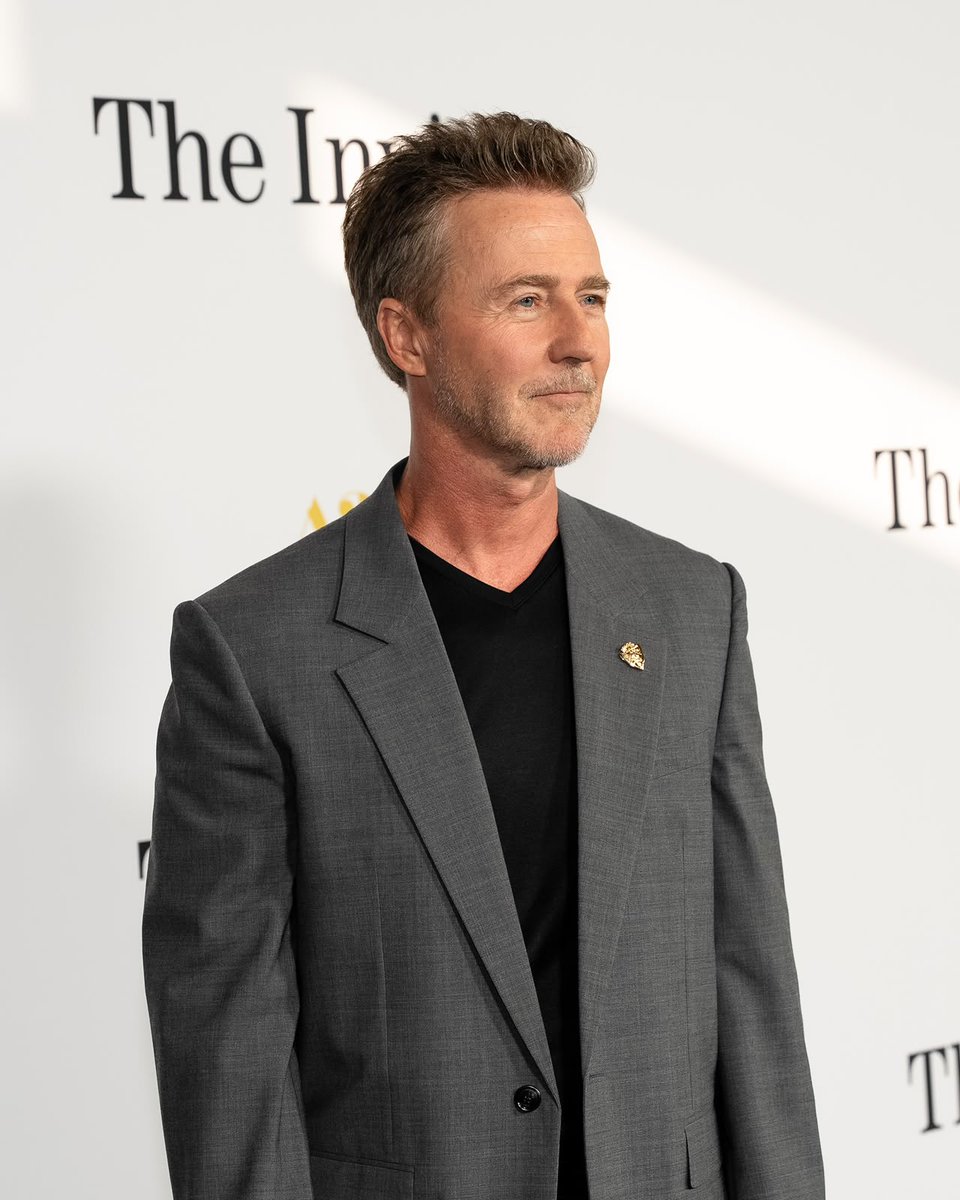 gucci's tweet photo. #EdwardNorton attended the Los Angeles premiere of ‘The Invite’ in #Gucci. https://t.co/xXiSPSxMF6