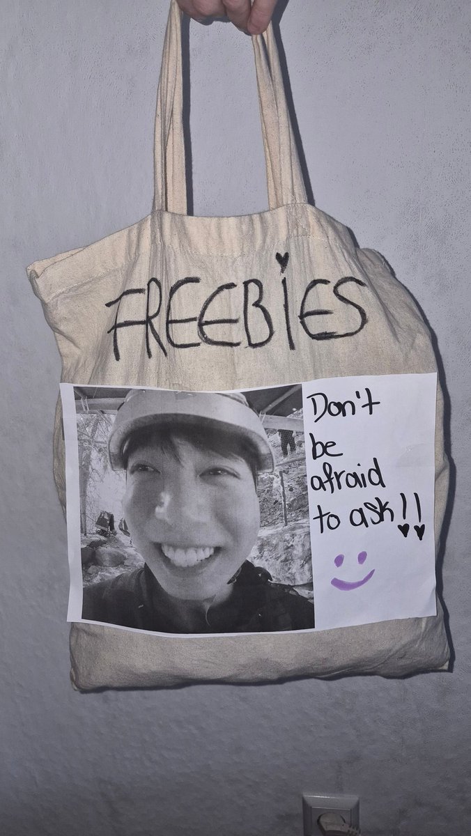 moonchildxntcry's tweet photo. #BTS_WORLDTOUR_BRUSSELS 
first time doing freebies kinda nervous https://t.co/9STCbSfnvG