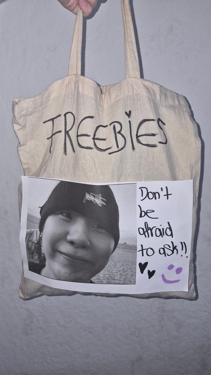 moonchildxntcry's tweet photo. #BTS_WORLDTOUR_BRUSSELS 
first time doing freebies kinda nervous https://t.co/9STCbSfnvG